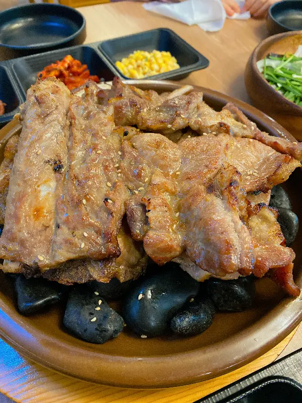돌판 위에 올려진 숯불돼지갈비