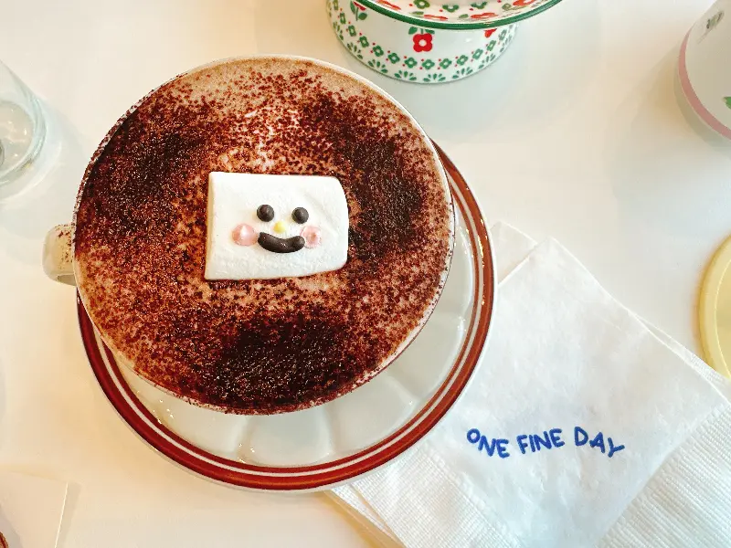 마시멜로우가 올라간 음료