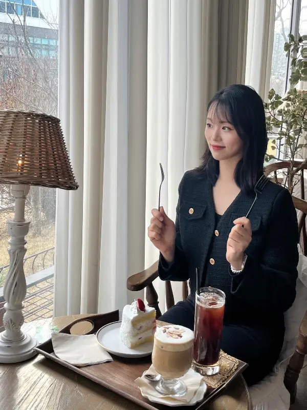 세련된 분위기에서 즐기는 여유로운 식사.