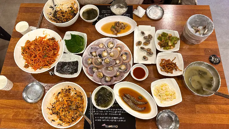 꼬막무침을 김에 싸서 먹는 모습