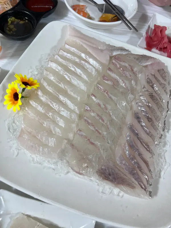 싱싱한 해산물이 가득 담긴 물회