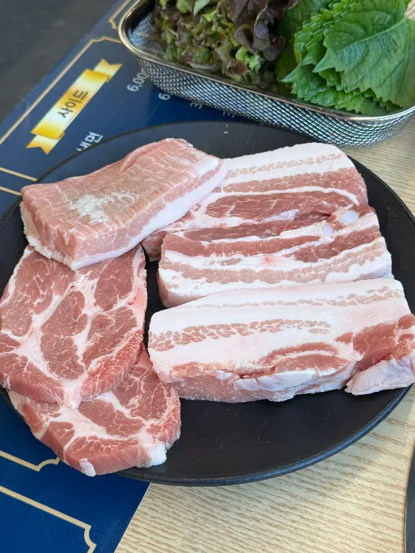 두툼한 삼겹살과 목살의 환상적인 마블링