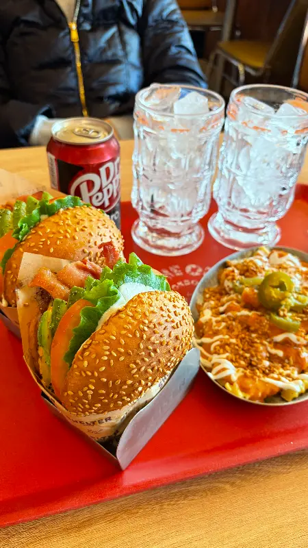 푸짐한 한 상 차림, 햄버거와 감자튀김, 음료의 완벽한 조화