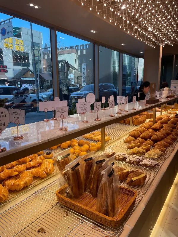 다양한 빵들이 진열된 모습