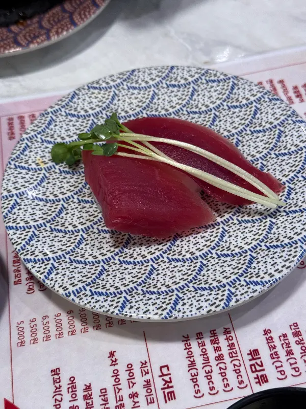 접시에 담긴 참치 초밥