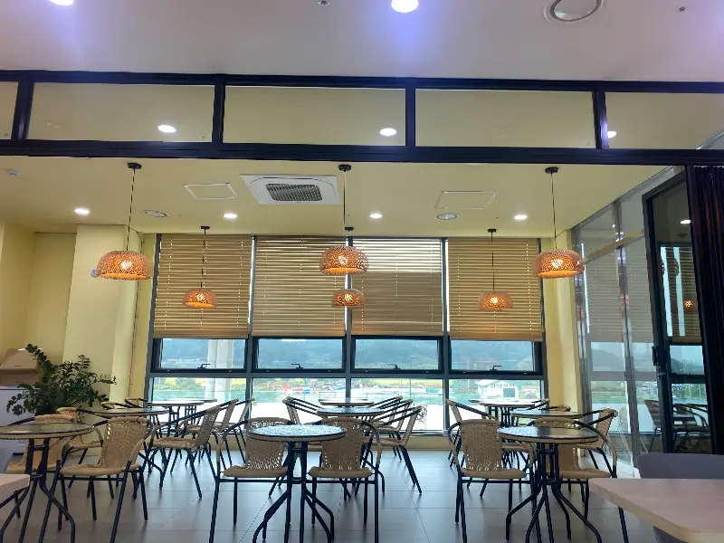 카페양양 내부 전경