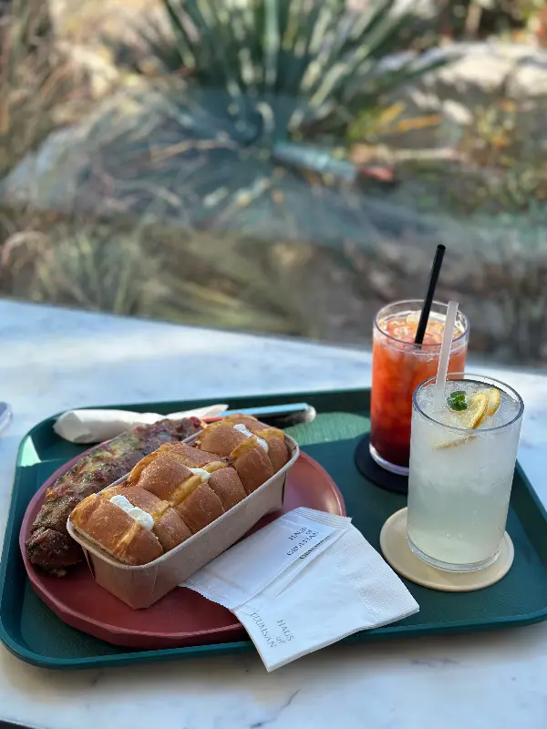 저녁 시간의 카페 내부