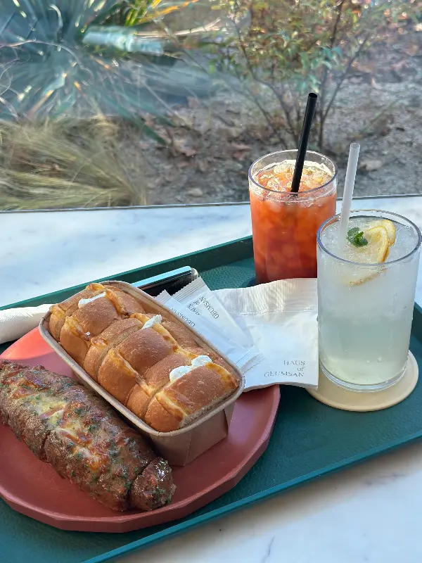 저녁 시간의 카페 외부