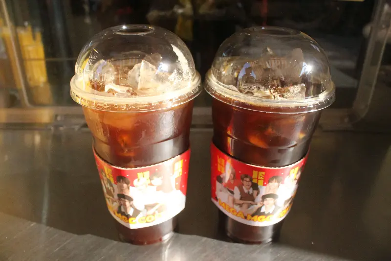 테이크 아웃 커피 두 잔