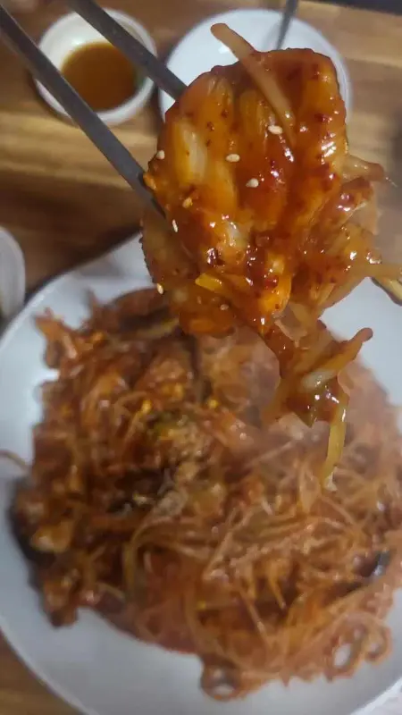 젓가락으로 집어 올린 아구찜