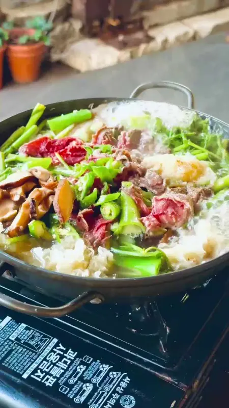 보글보글 끓는 버섯전골