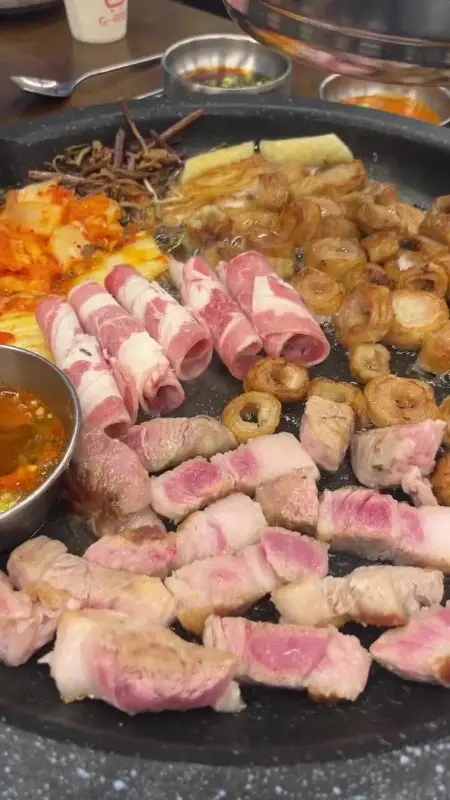 막창, 삼겹살, 김치의 환상적인 조합