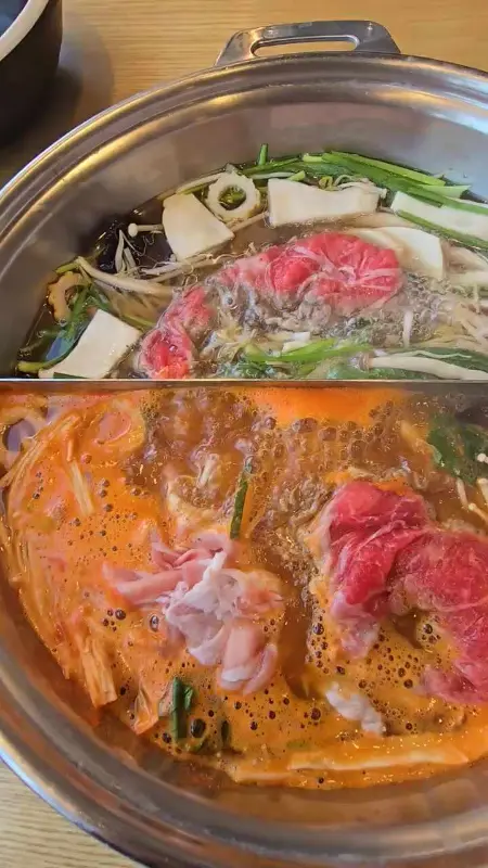 다양한 재료가 들어간 샤브샤브