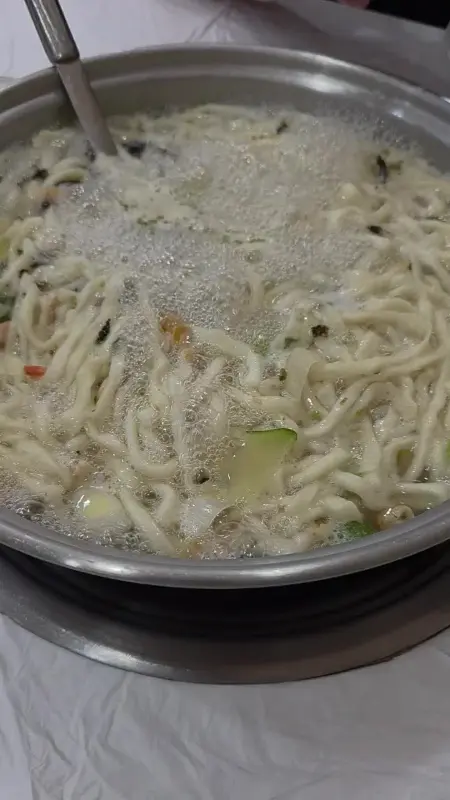 끓고 있는 바지락칼국수