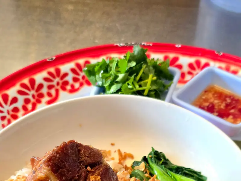 족발 덮밥 근접샷