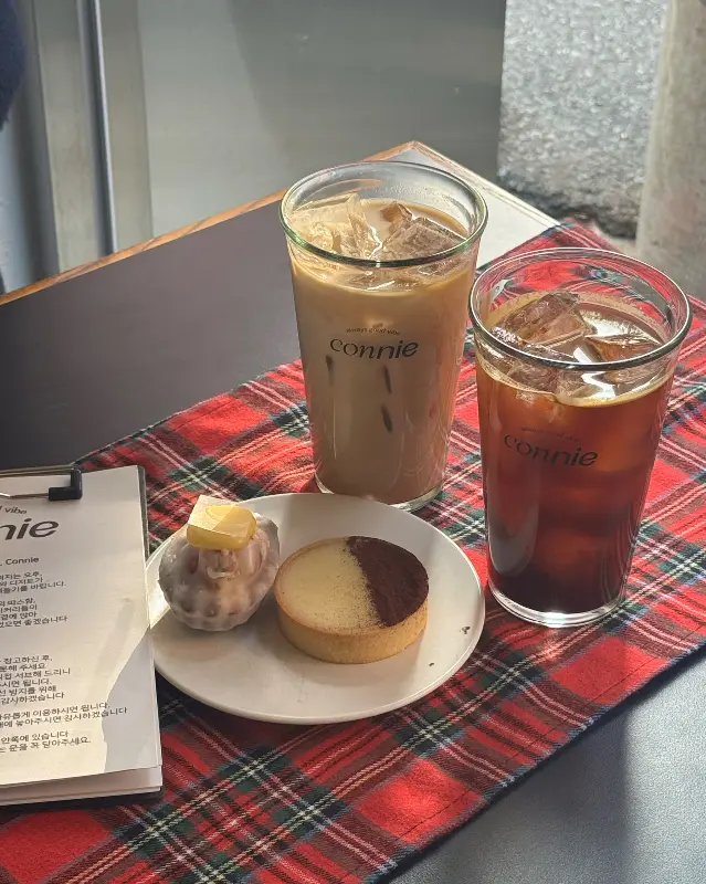 음료와 디저트가 놓인 테이블
