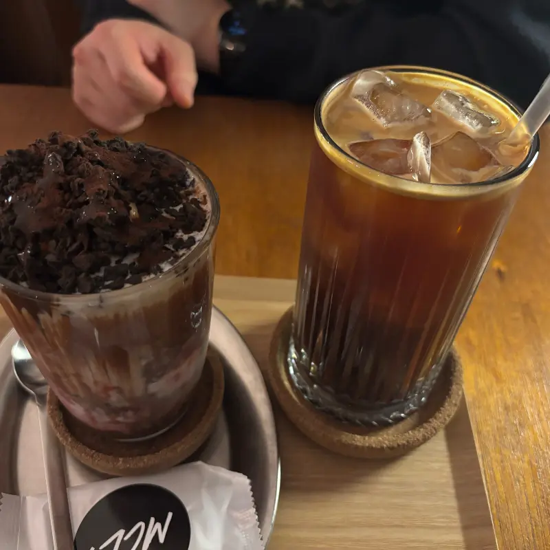 플랫 화이트와 디저트