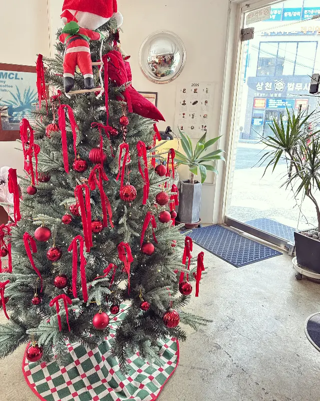 크리스마스 분위기로 꾸며진 내부