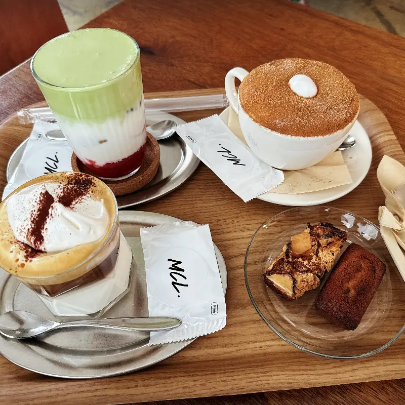 다양한 음료와 디저트