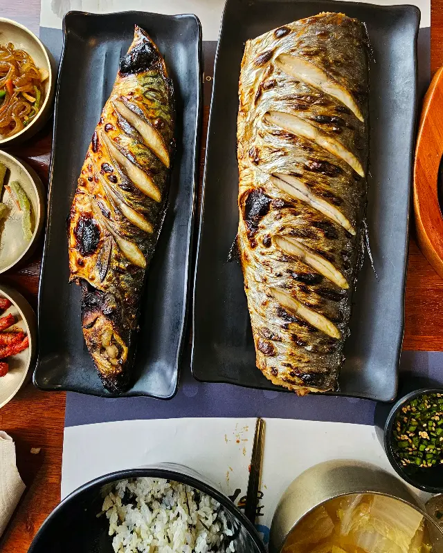 노릇하게 구워진 고등어 구이