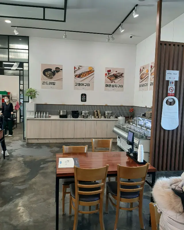 정갈하게 담겨 나온 밑반찬들