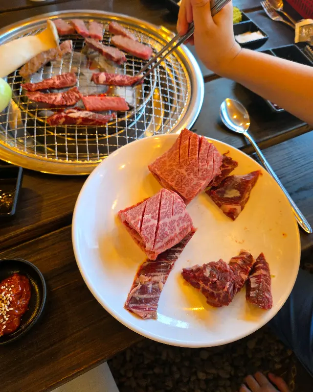 숯불 위에 구워지는 안창살과 갈비살