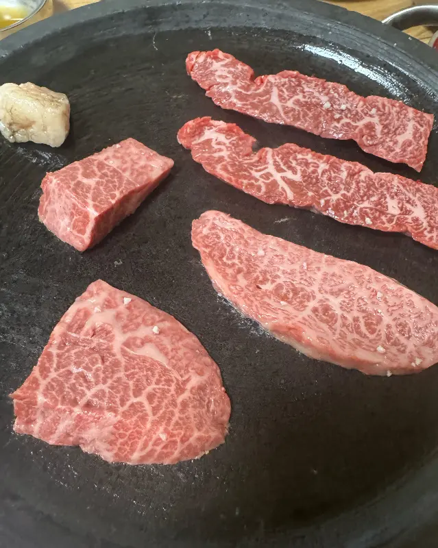 잘 구워진 소고기