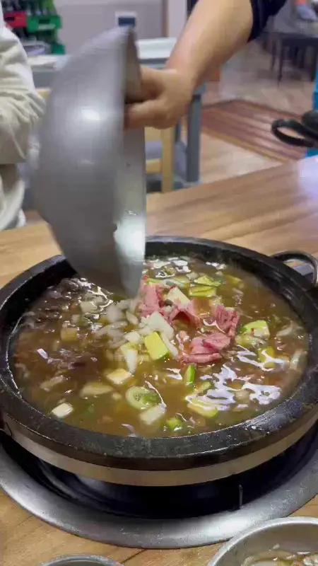 뚝배기에 담겨 나온 소고기 국밥