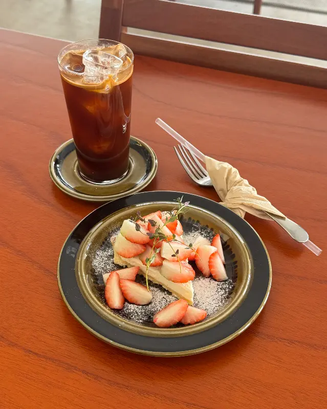 딸기 타르트와 커피