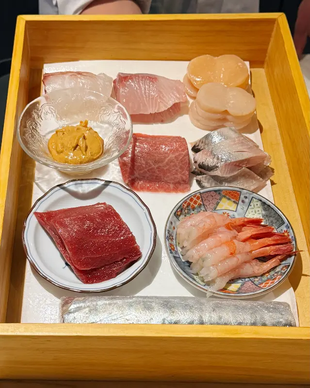 신선한 재료가 가득 담긴 해산물 모듬