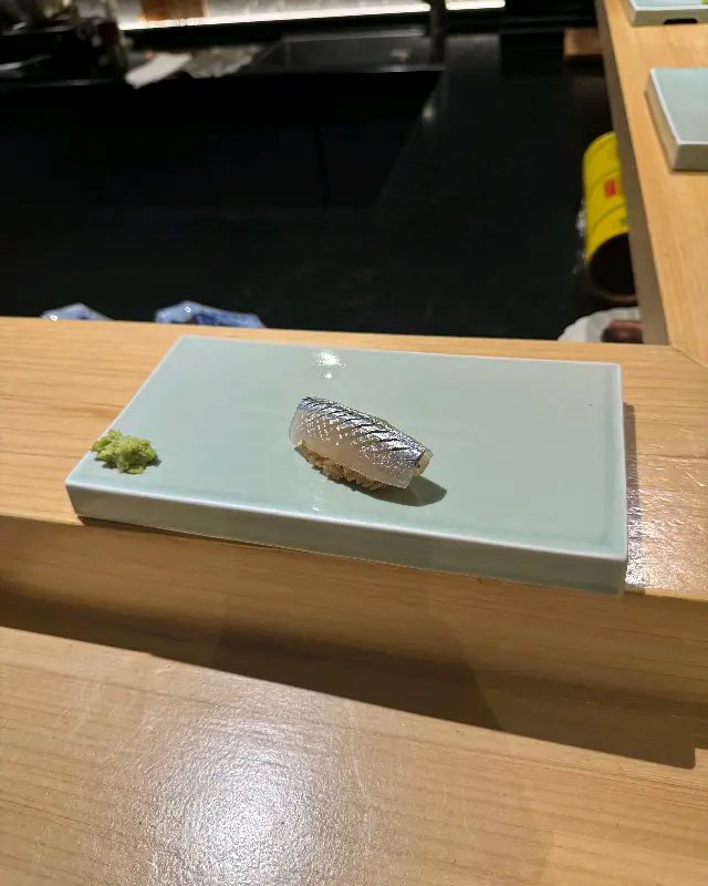 신선한 재료로 만들어진 스시 한 점