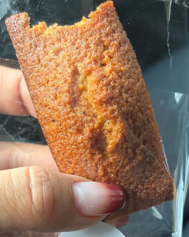 반으로 베어 문 휘낭시에