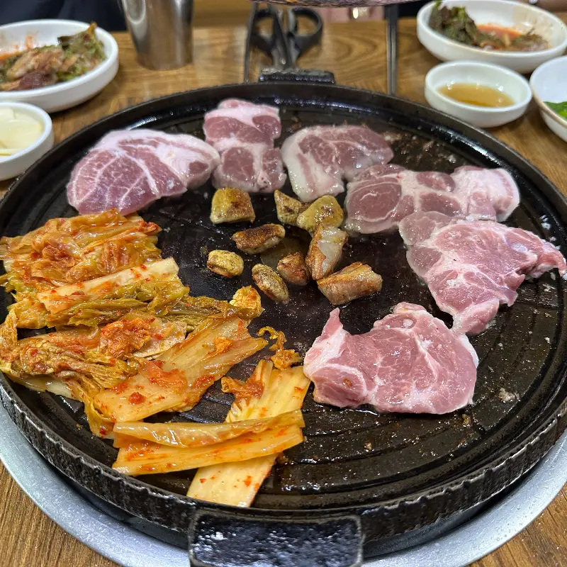 구워지는 오겹살과 김치