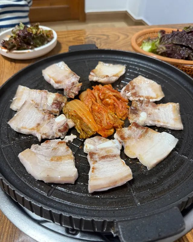 구워지는 삼겹살과 김치