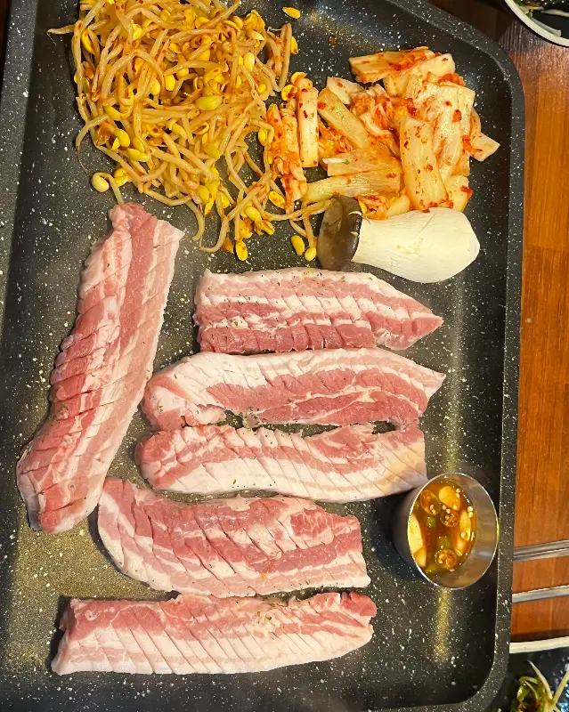 노릇하게 구워진 삼겹살