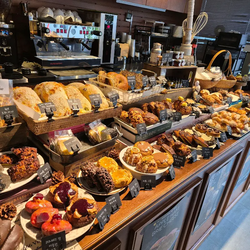 다양한 빵이 진열된 모습