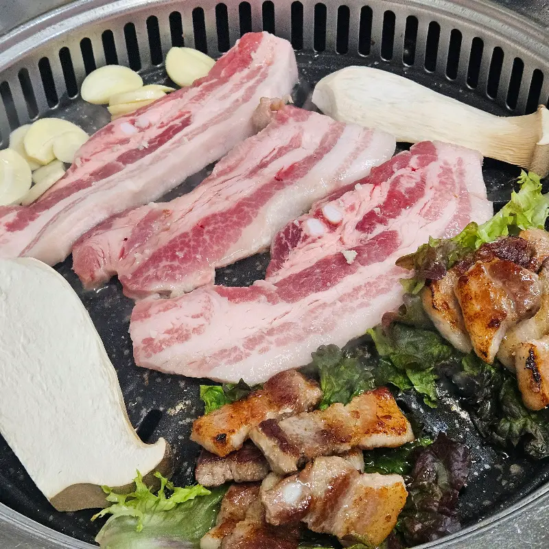 불판 위에 올려진 삼겹살