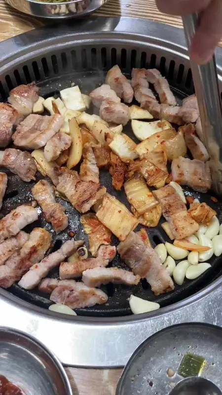 구워진 삼겹살, 김치, 마늘