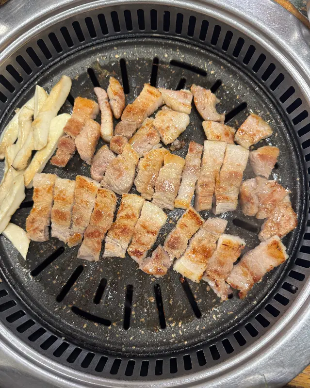 불판 위에서 맛있게 구워진 삼겹살