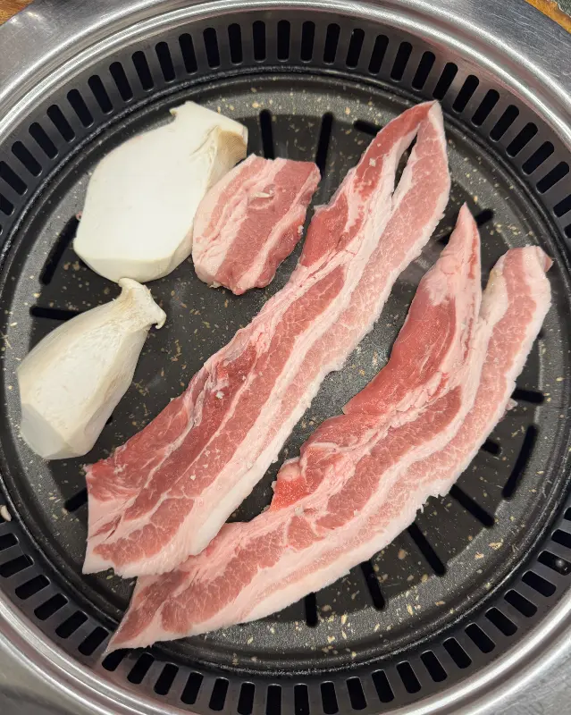 불판 위의 삼겹살과 버섯