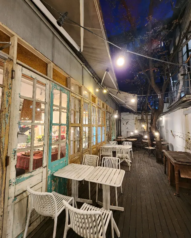 썸띵어바웃커피 외부 테라스