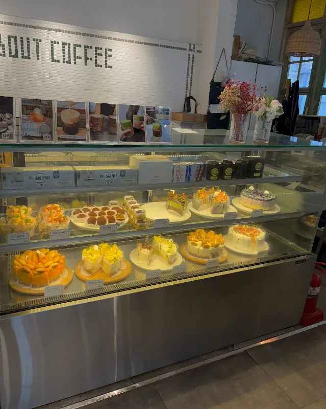 썸띵어바웃커피 디저트 진열대