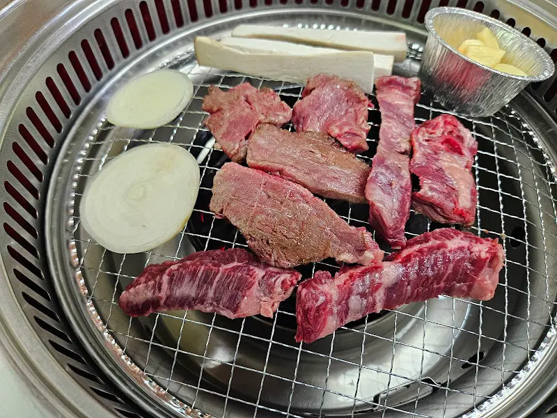 불판 위에서 익어가는 한우