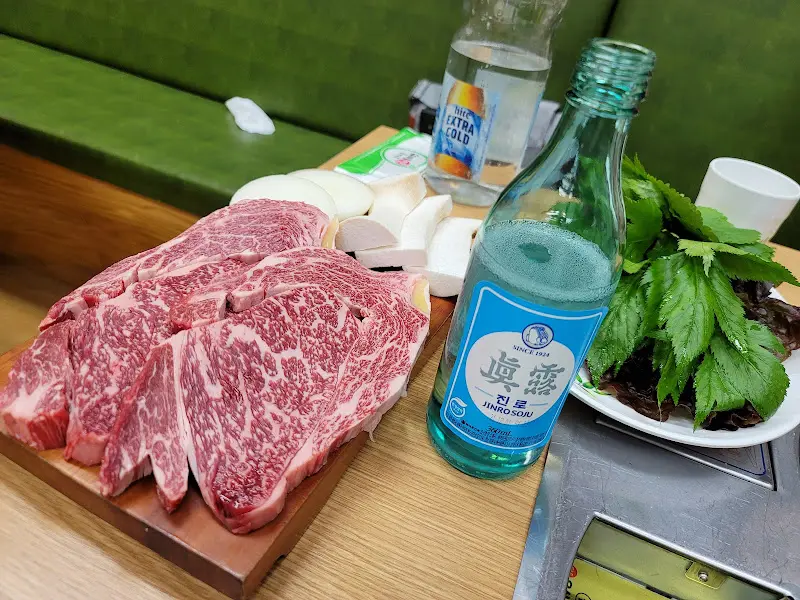 잘 차려진 한 상과 술