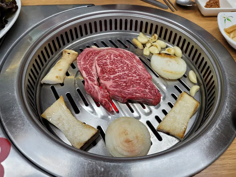 육즙 가득한 한우 구이