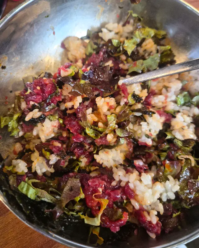 육회비빔밥 비비는 모습