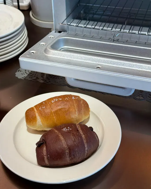 기본 소금빵과 더블 초코 소금빵