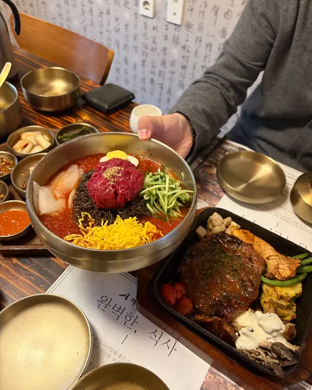 육회비빔밥과 스테이크