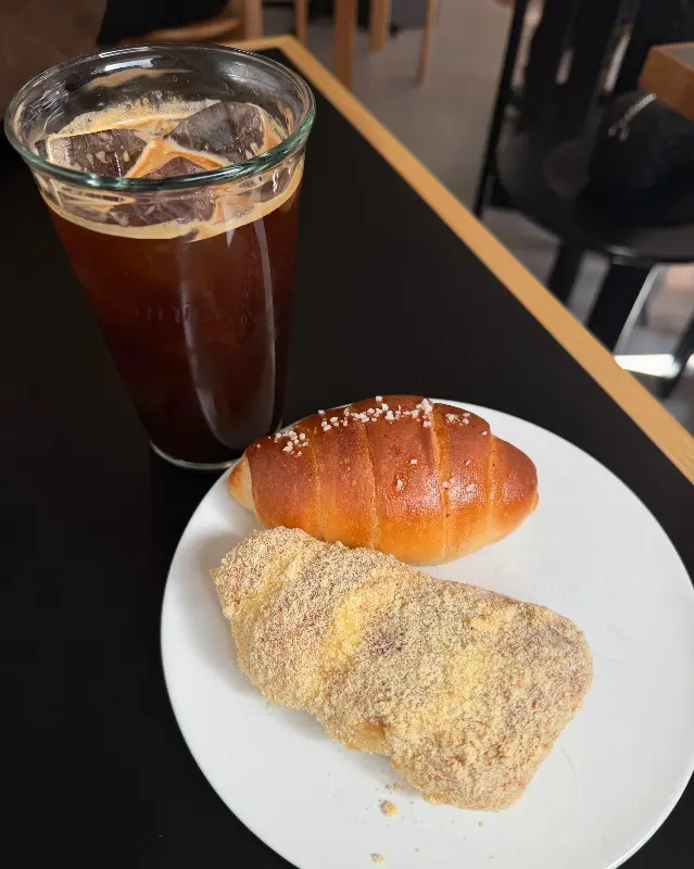 아이스 아메리카노와 빵