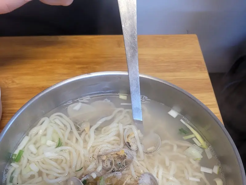 인천집 칼국수의 시원한 국물 맛